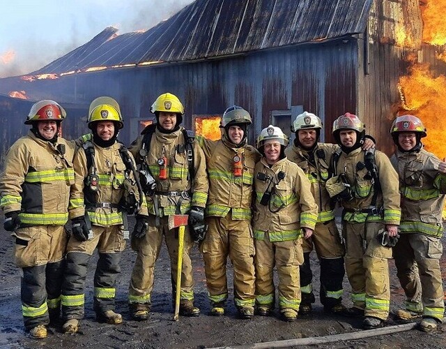 Il y a le feu et les pompiers sont heureux! MAIS POURQUOI ?