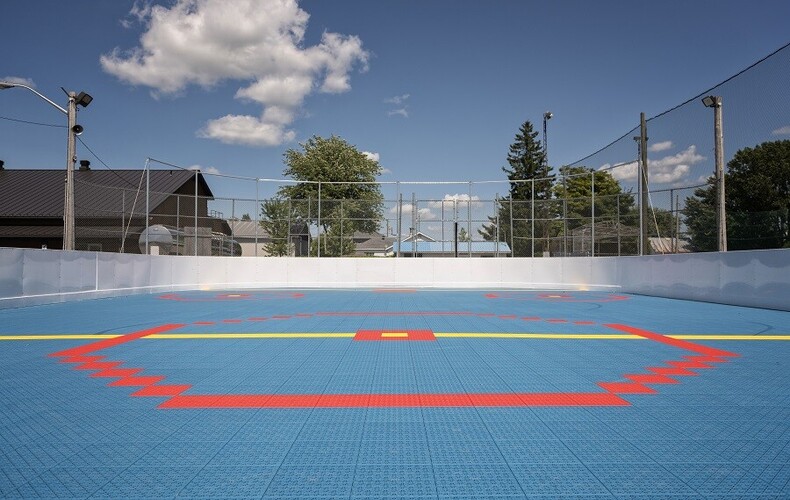 La surface de dek hockey est prête... mais déjà vandalisée