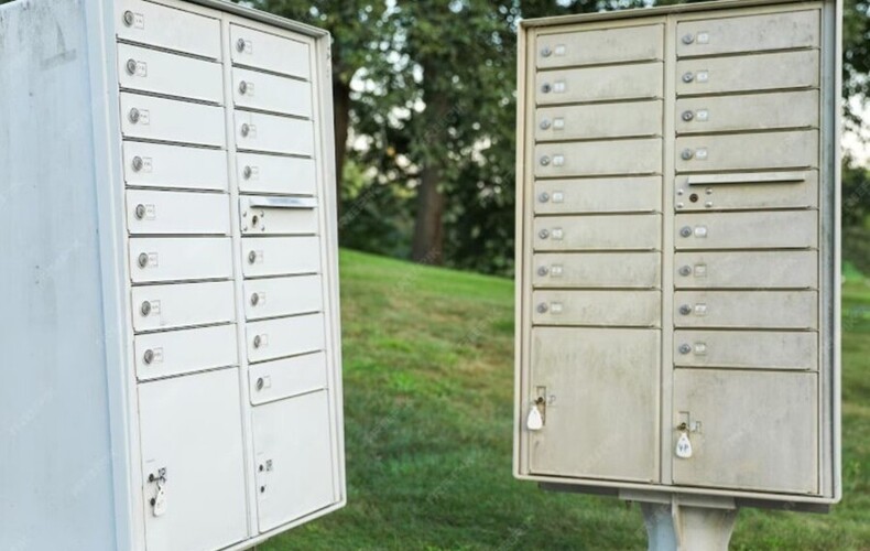 Attroupement près des boîtes postales