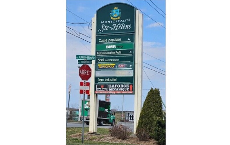 Location d'un espace publicitaire sur le panneau à l'entrée du village