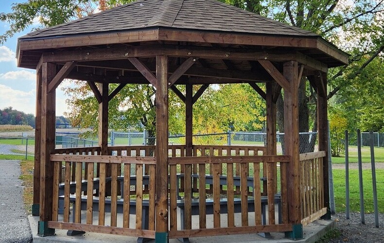 Le gazébo du parc des loisirs fait peau neuve!