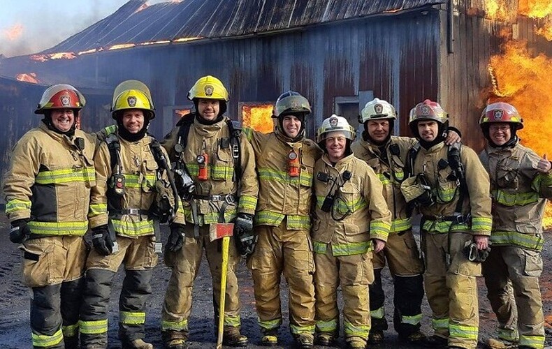 Il y a le feu et les pompiers sont heureux! MAIS POURQUOI ?