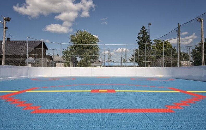 À vos bâtons, la surface de dek hockey est enfin prête!